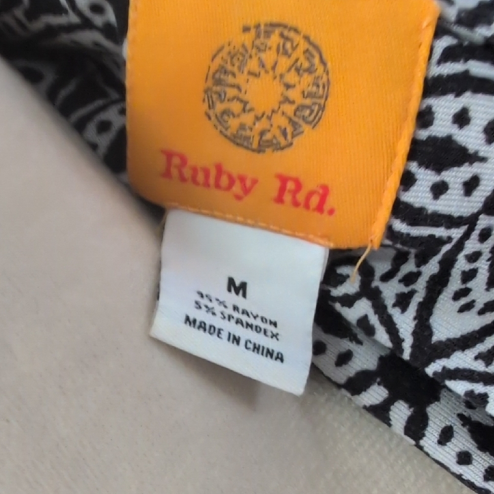 Ruby Rd. Black and White Patterned Tunic Size M - Picture 2 of 7